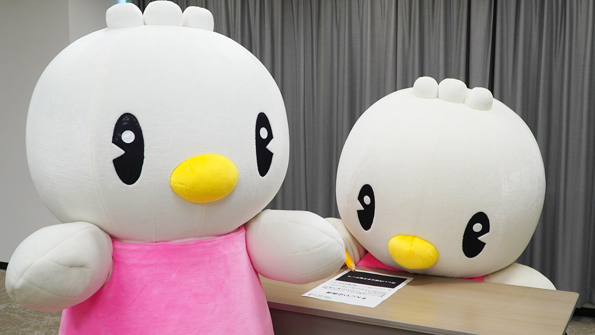 TUK_piyomaru's tweet image. フォロワーさん、おはピヨ⁽⁽ଘ(。•ө•。)ଓ⁾⁾
キャラクターさみっとに向けて、新グッズの作成を考えてるピヨ🎵
そろそろ決めないとまずいから企画書を書いて提出しないとピヨ🐣💦
まだ見せられないから、分身ピヨが隠そうとしてくれてるピヨー😆