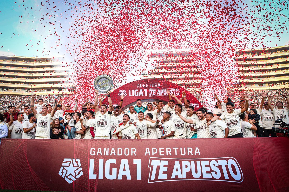 ¡UNIVERSITARIO ES TRICAMPEÓN DEL FÚTBOL PERUANO POR SEGUNDA VEZ EN SU HISTORIA!

No lo vuelvan a cuestionar: el equipo MÁS GRANDE del Perú viste de crema y tiene 29 (!!!) campeonatos peruanos. Esto es así: duela a quien le duela.