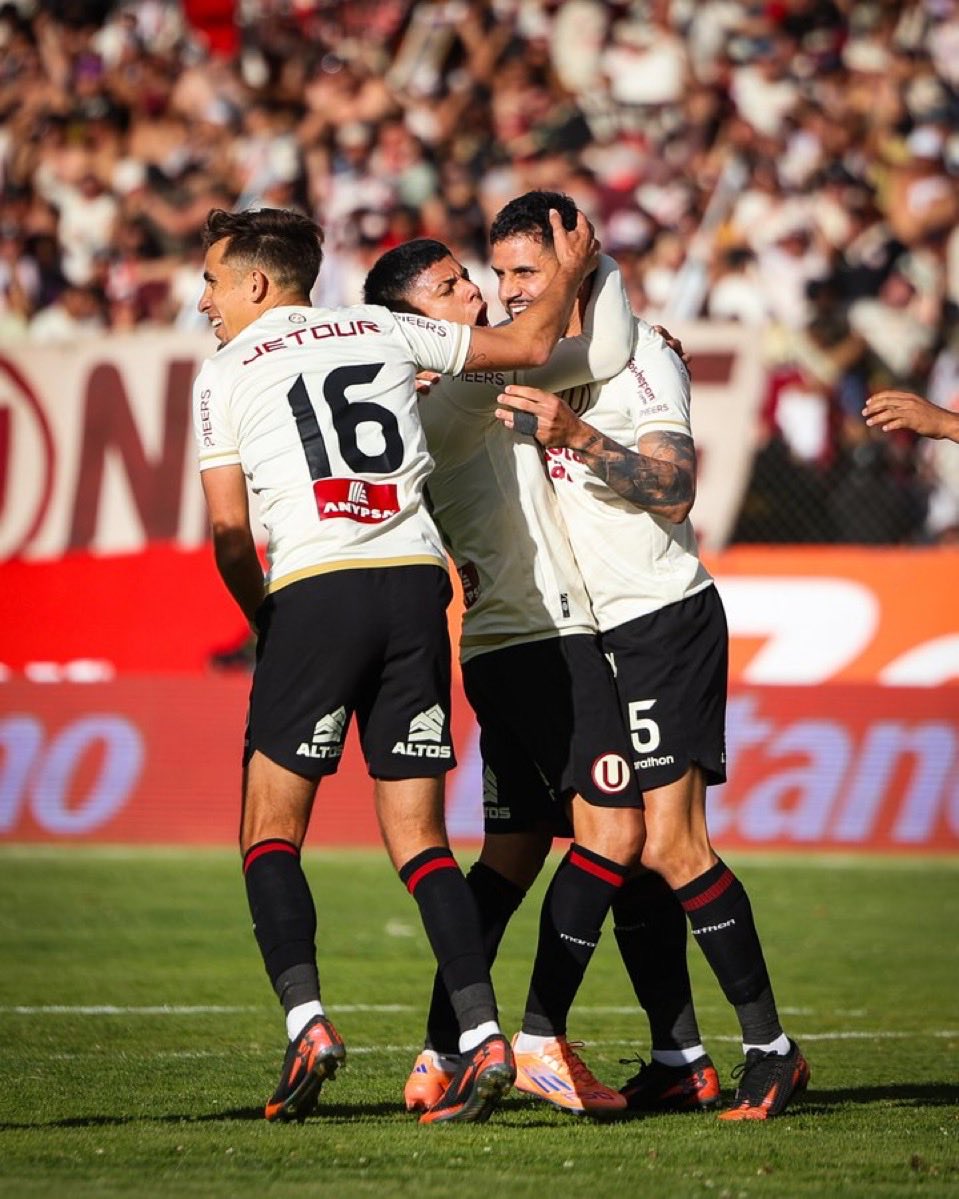 Felicito a todos los hinchas de <a href="/Universitario/">Universitario</a> por haber llegado a Tarma sin hospedaje, sin entrada pero con mucha ilusión, con aliento, con garra; para codearse con nuestra historia, la máxima expresión del fútbol peruano. ¡Somos tricampeones carajo, y dale U!