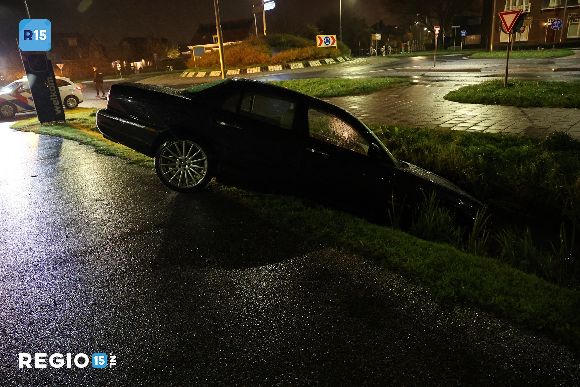 Auto te water op de Vreeburghlaan