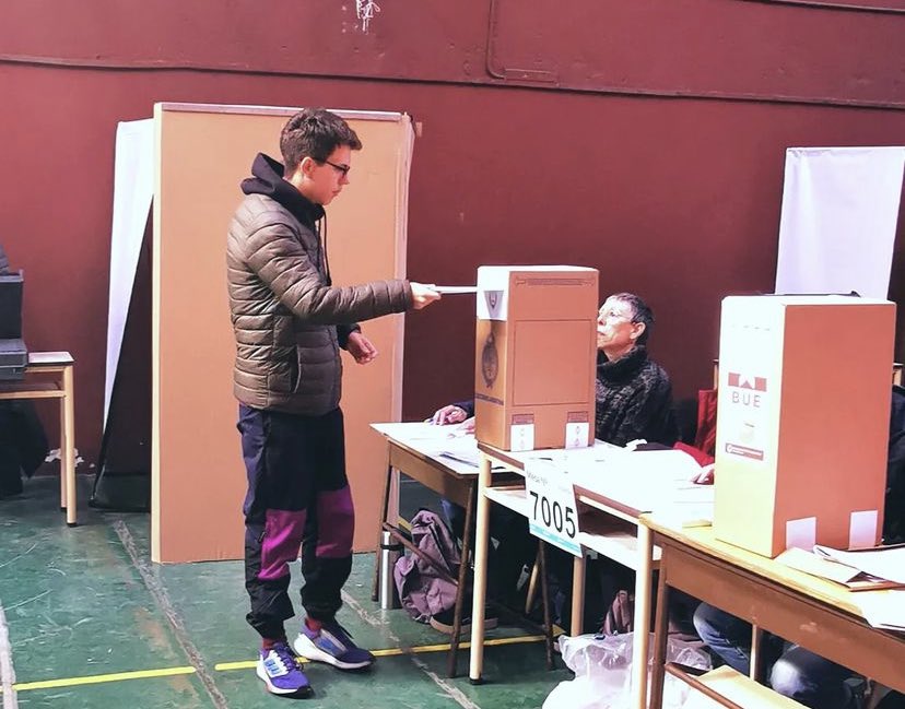 jajaja mi mujer me saco una foto mientras ejercía mi derecho democratico