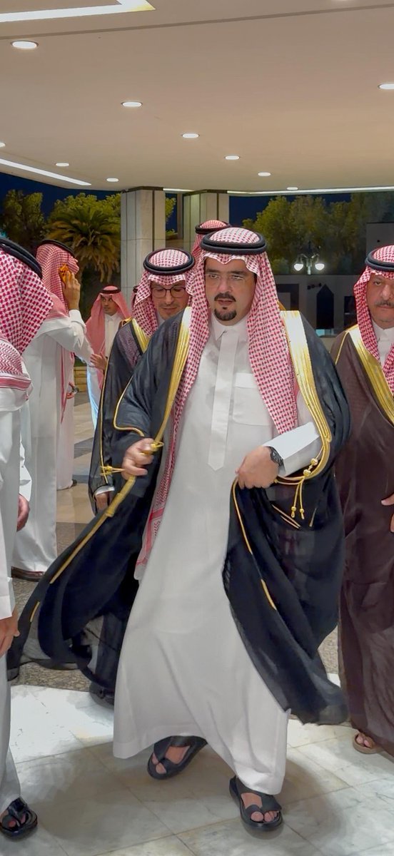 امير الإنسانية 
الامير #عبدالعزيز_بن_فهد حفظه الله 
قدم الخير بكل أشكاله دون شروط، يساعد كل من لجأ إليه، واعطى دون انتظار مقابل 
دعواتكم الطيبه لعائلته الكريمة والى صاحب الكلمة الطيبة والابتسامة الصادقة ❤️🙏🏻
