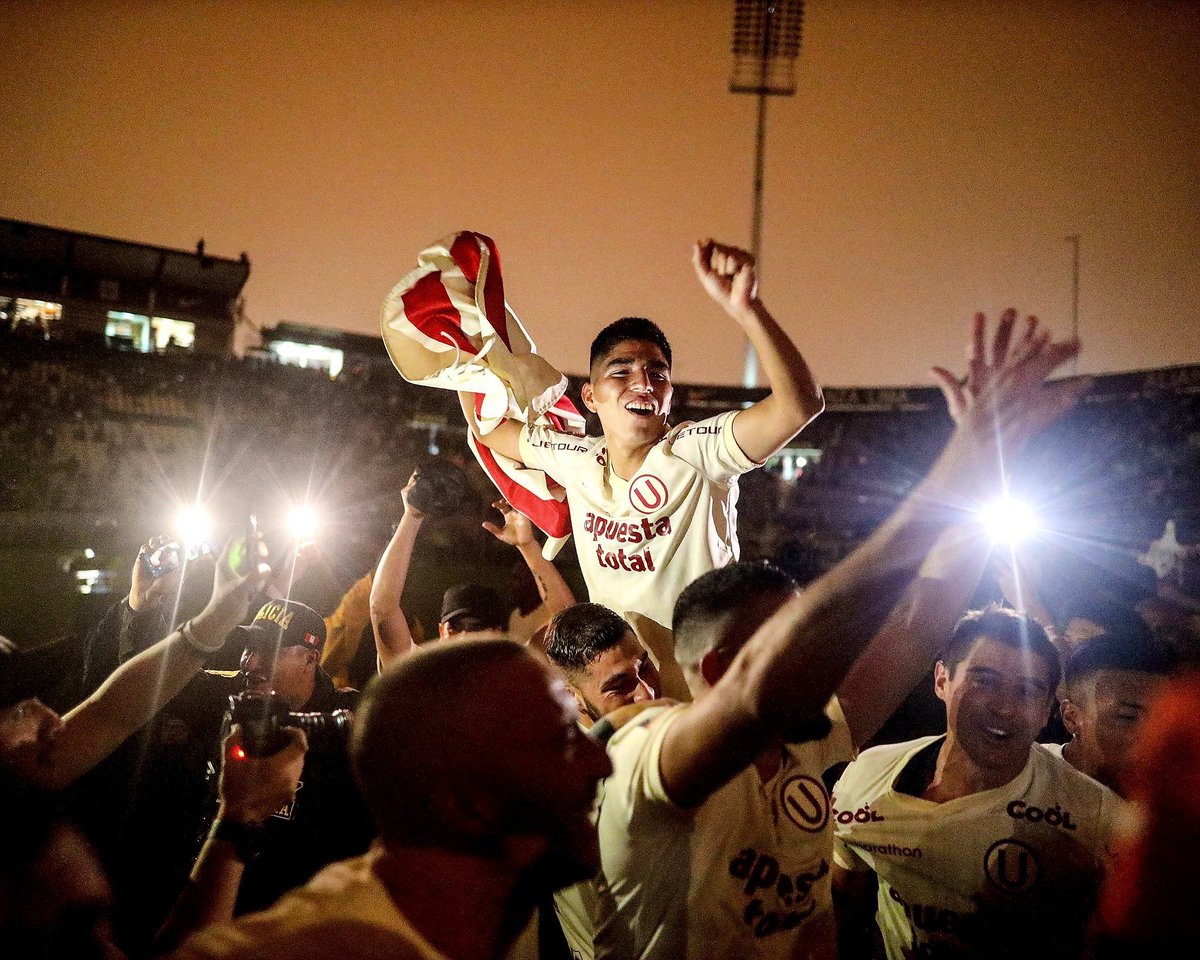UnoFelizPodcast's tweet photo. SOMOS TRICAMPEONES CARAJO!!!!!!!!
GRACIAS VIEJO POR HACERME HINCHA DE UNIVERSITARIO!!!! 🏆🏆🏆 https://t.co/GczC4exSfH