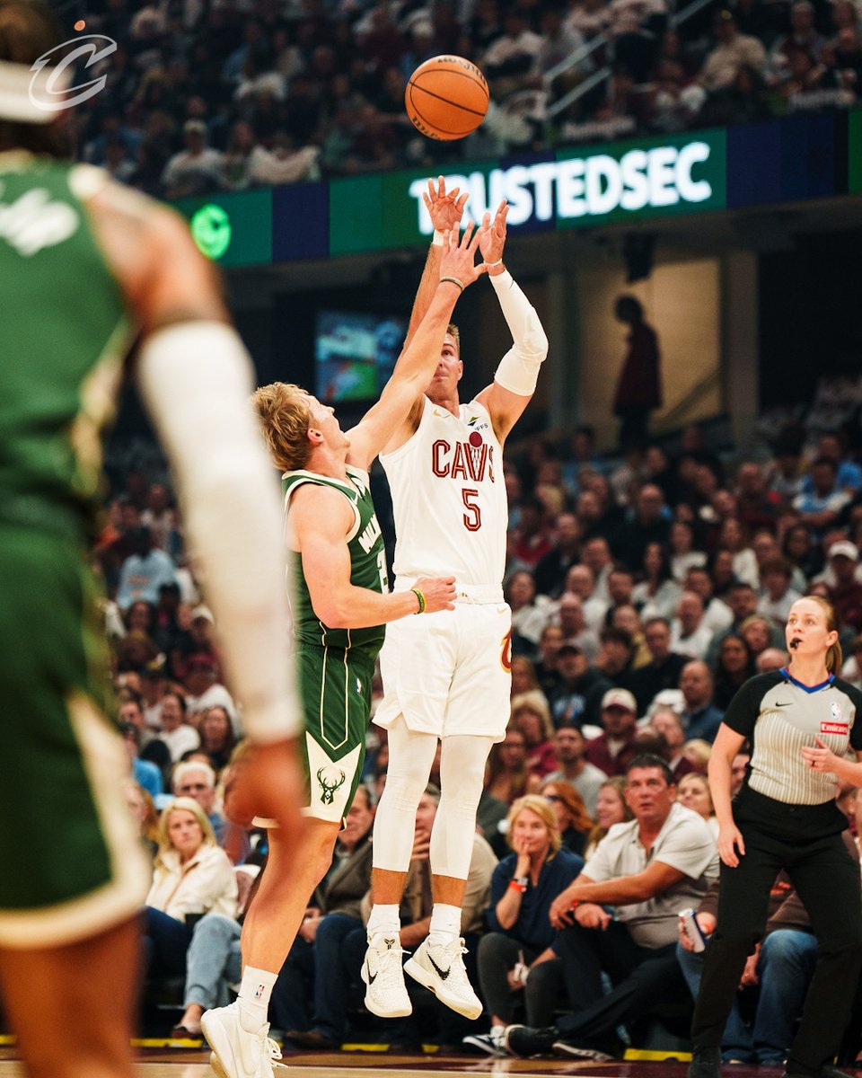 .@smerrill05's second three-pointer of the first quarter. #LetEmKnow