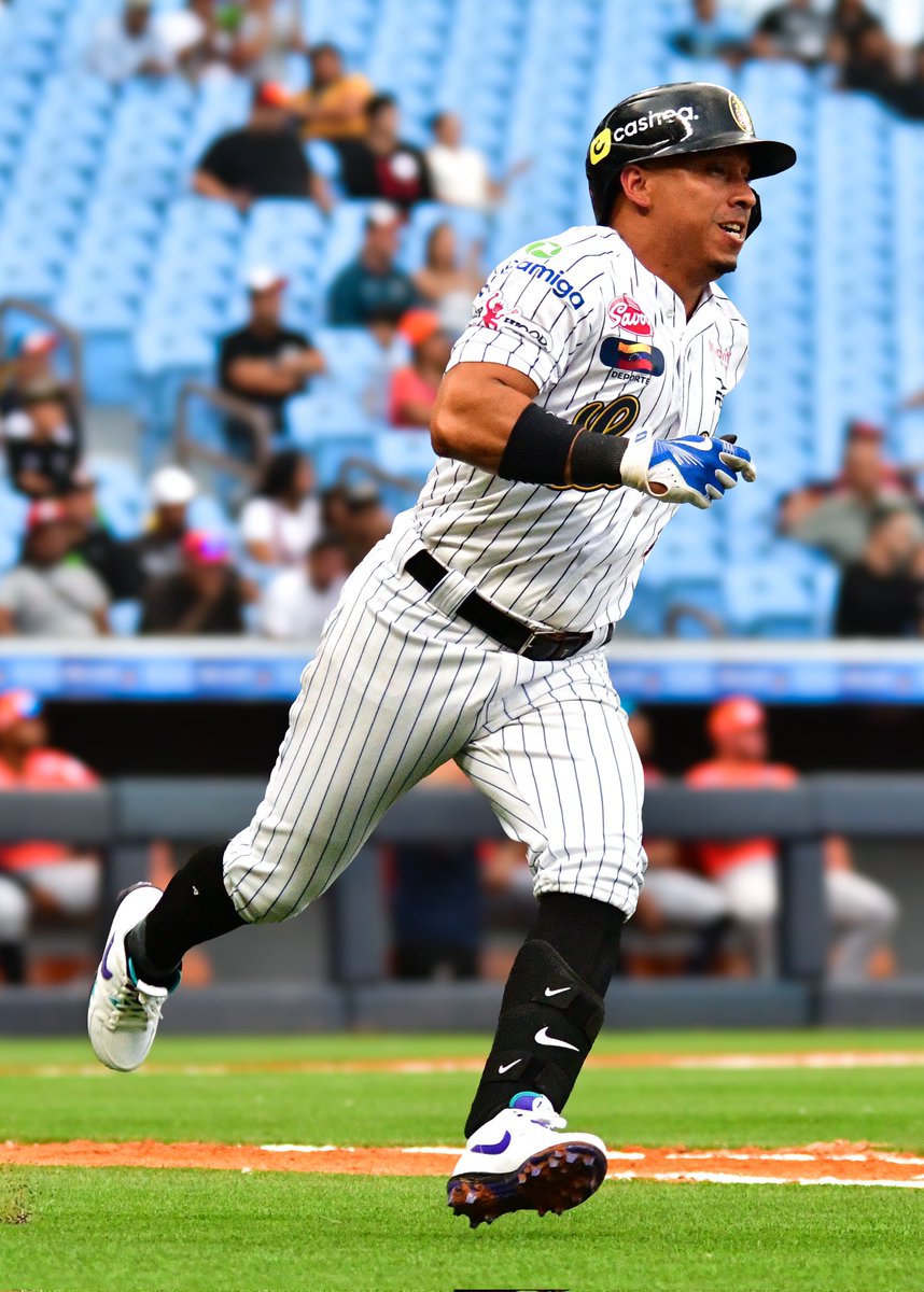 EdicionFinal's tweet image. #lvbp | Wilfri llegó a 540 hits conectados y supera a Chucho Guzmán.

Fotografía @fernandoioduber 

#edicionfinal #beisbol #venezuela #leonesdelcaracas
