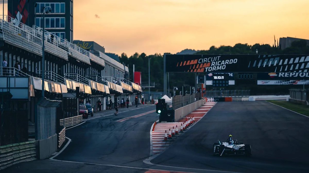 FormulaEStats's tweet image. Season 12 Pre-Season Testing Fact File

Testing Days: Monday to Thursday
Women’s Test Day: Friday
Track Length: 3.376 km (2.098 miles)
Turns: 15 (9 Left / 6 Right)
Season 10 Testing Lap Record: 1:24.474 (@mitchevans_)