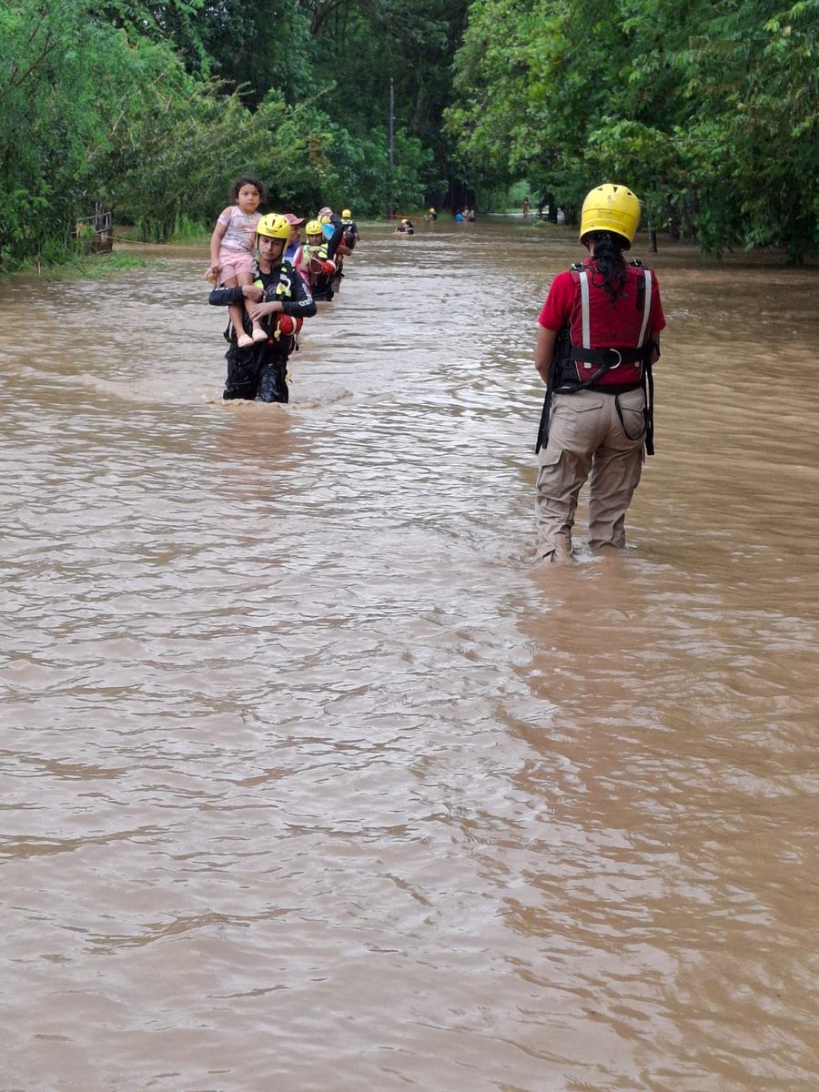 En Veraguas, foco de fuertes lluvias, el <a href="/Sinaproc_Panama/">SINAPROC PANAMA</a> y distintas entidades del gobierno trabajan en la evacuación y ayuda de familias damnificadas #ConPasoFirme