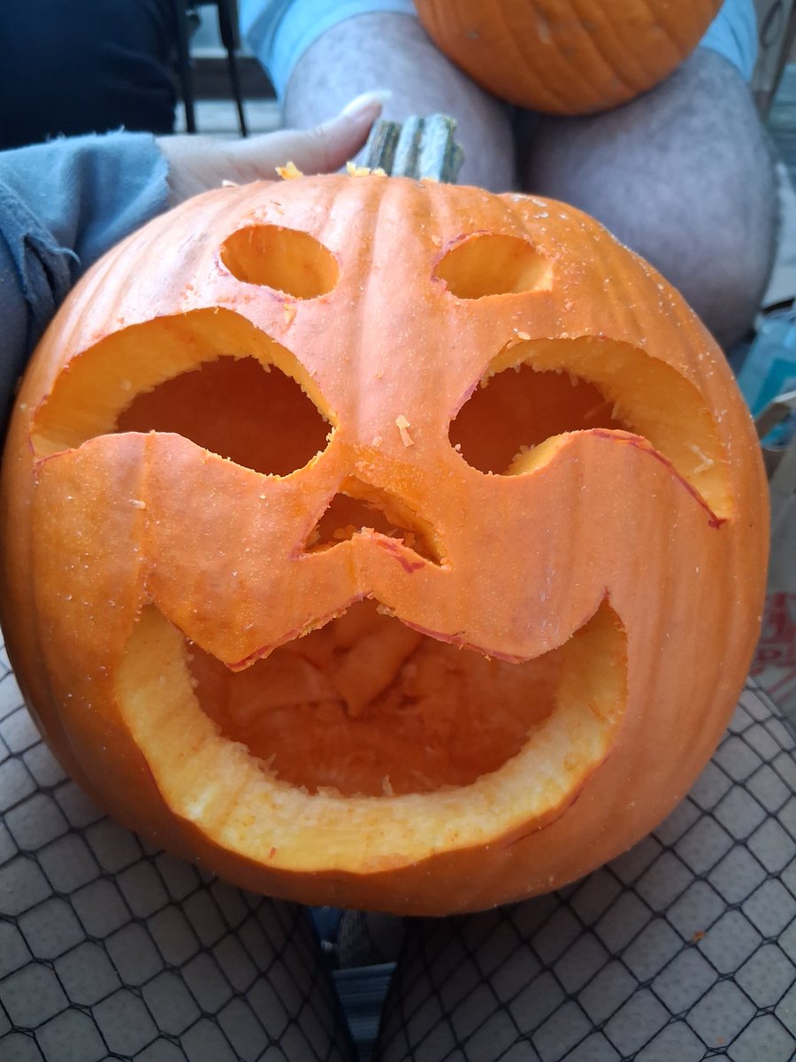 Marysquid💤👾V-Tuber (@marysquidd) on Twitter photo I carved pumpkin 🎃 I carved pumpkin 🎃
