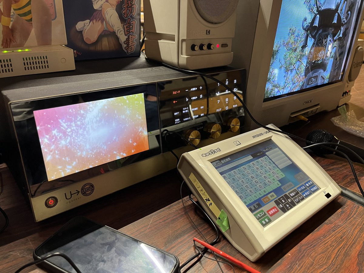 On commence avec le stand de <a href="/CousinHubert12/">Cousin Hubert</a> qui est encore venu partager de fantastiques ordinateurs japonais (j’ai pu tester un homebrews MZ 700 que j’ai), mais aussi des modules de karaoke japonais atypiques !!
#RGC2025
