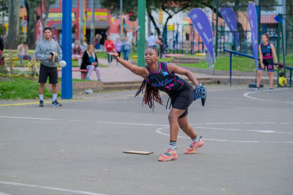 IDRD's tweet photo. Hoy acompañamos el cierre del festival “Nuestras raíces, nuestra identidad” en el Parque Alfonso López. Una jornada recreodeportiva del pueblo Raizal en el marco de su semana de conmemoración.

🏀⚾ Juegos tradicionales, deporte y cultura se unen en esta celebración apoyada por el @IDRD desde nuestro programa Deporte para la Paz. ✨