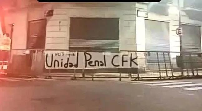 jballesocanto's tweet image. ¿Alguien le habrá llevado la urna a la cebra bipolar?

Con las cenizas del tuerto.

#Peronchos = #Horcos

Hdrmpylgpmqlp...