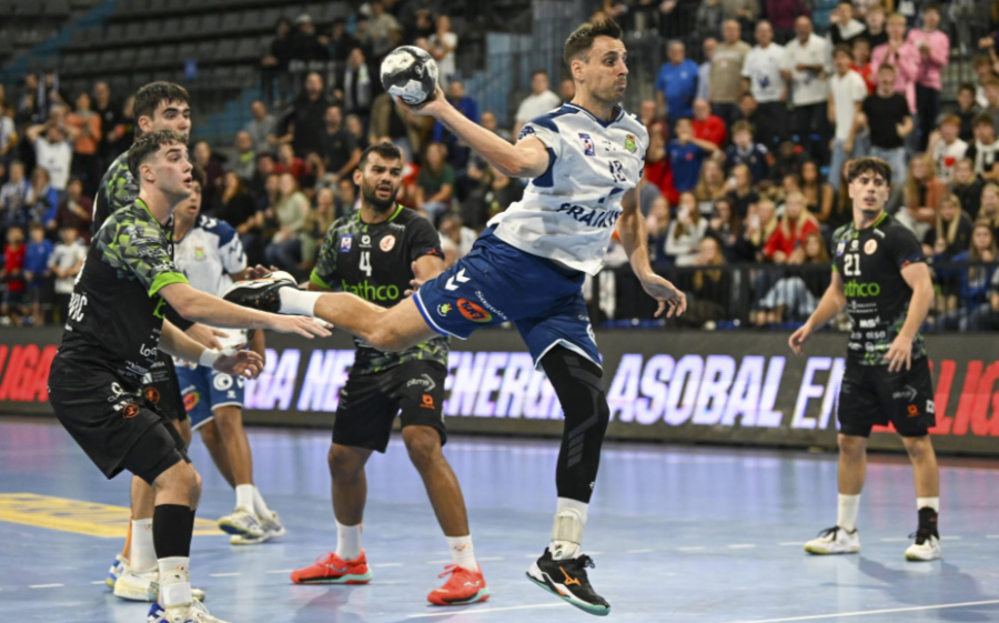 Triomf agònic i molt important del Fraikin <a href="/BMGranollers/">BM Granollers</a> davant el <a href="/BMTorrelavega/">Bathco Balonmano Torrelavega</a>, que li permet mantenir-se a dalt de la classificació, junt amb el <a href="/FCBhandbol/">Barça Handbol</a>, que té un partit pendent.
📸 Reportatge fotogràfic de Jordi Prades
➡️ cathandbol.cat/elit/lliga-aso…