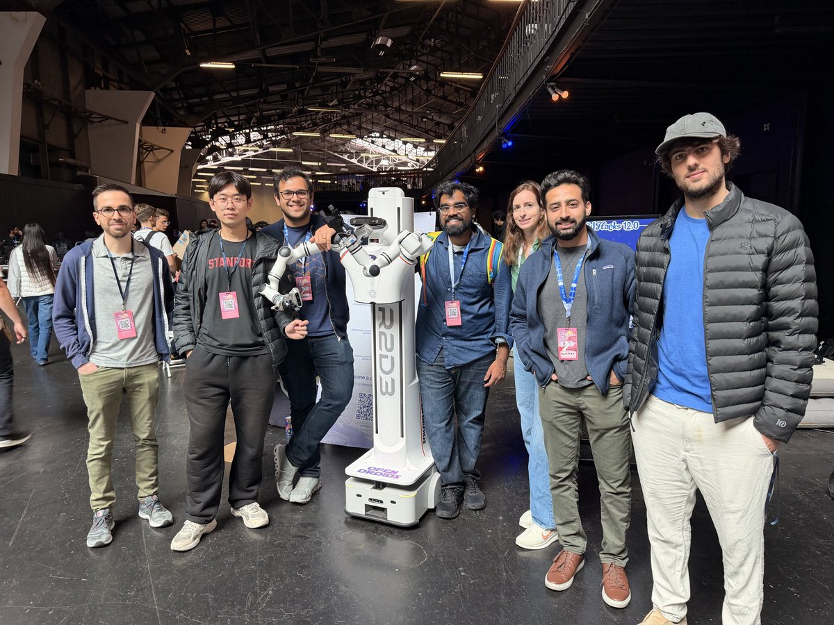 jnthnvctr's tweet image. Judge pic from the @BitRobotNetwork hardware track at @CalHacks 
Thanks @SOTA_kke @mihdalal @ZeYanjie @NiccoloFusai @micaelccarvalho @amanda0x !