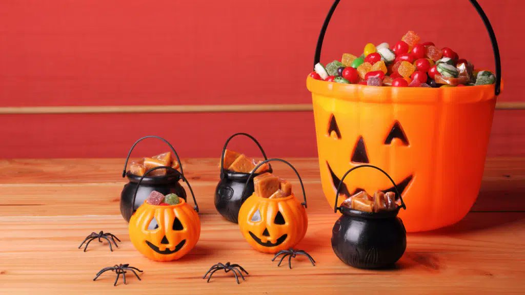 walkinlab's tweet image. Is your favorite Halloween treat a trick on your blood sugar? 🍬 We break down the absolute worst candies for glucose levels (especially for diabetics). High GI, HFCS, and trans fats are the culprits.

See which popular sweets to avoid this season: resources.walkinlab.com/blood-tests/th…