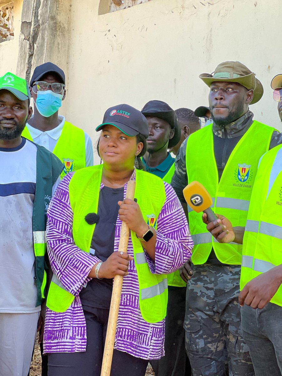 MarieMRKFF's tweet photo. Dans le cadre de la préparation de la Toussaint, la Communauté chrétienne, le Comité de gestion des cimetières catholiques, en synergie avec la Ville de Dakar se sont mobilisés pour une journée de désherbage, dans une ambiance de communion, de solidarité et de recueillement. https://t.co/2UEGBxDGIS