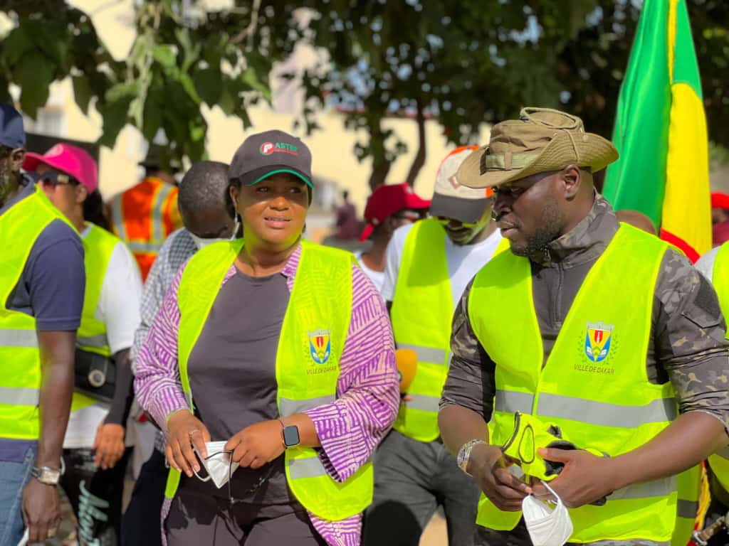 MarieMRKFF's tweet photo. Dans le cadre de la préparation de la Toussaint, la Communauté chrétienne, le Comité de gestion des cimetières catholiques, en synergie avec la Ville de Dakar se sont mobilisés pour une journée de désherbage, dans une ambiance de communion, de solidarité et de recueillement. https://t.co/2UEGBxDGIS