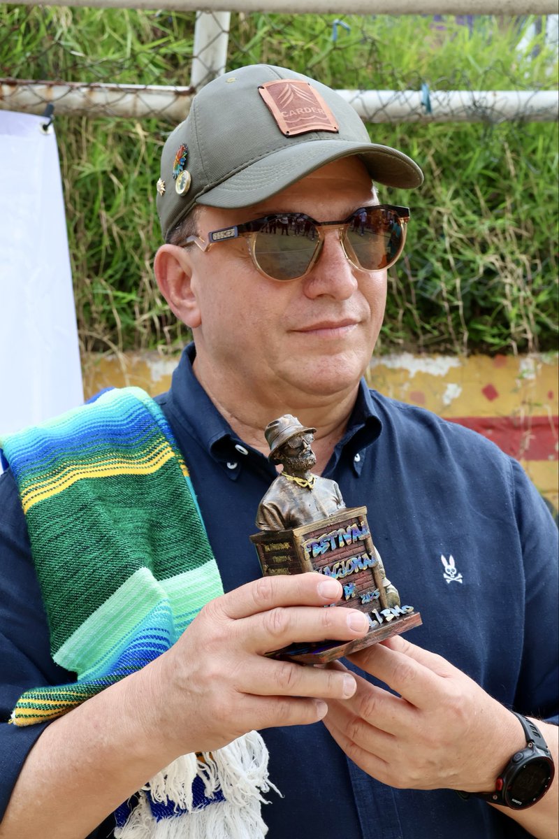 🎨 En el barrio Nacedero, los muros cuentan historias de transformación.
Hoy la CARDER entregó la premiación del Festival de Muralismo de La Ferro, un espacio donde el arte y la comunidad se unen para darle vida y cuidar el territorio. 💚 #ArteYAmbiente #LaFerro