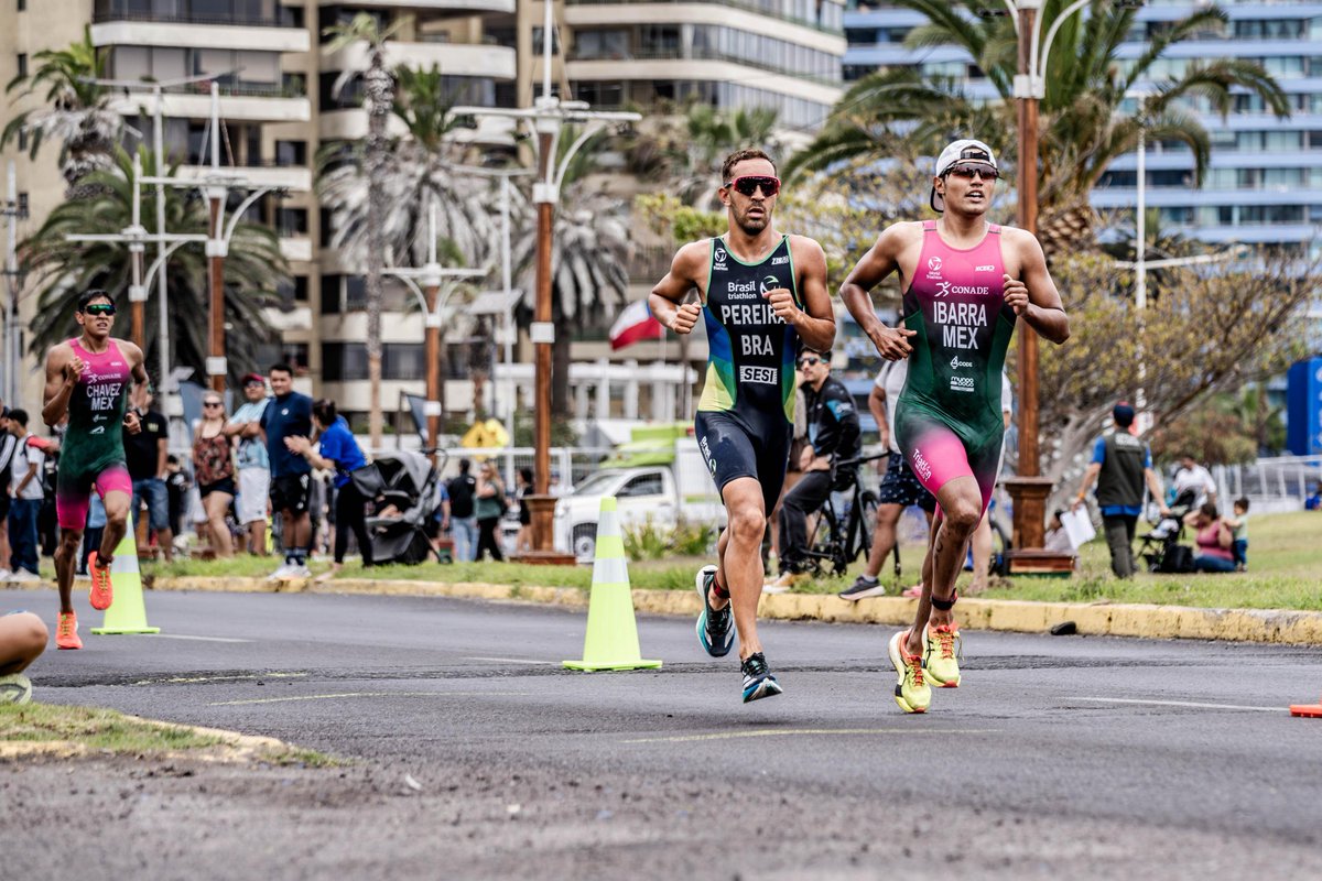 Gore_Tarapaca's tweet photo. #TarapacáGanaMásDeporte 🏊‍♀🚴‍♀🏃

¡Cavancha en todo su esplendor! 😍

El deporte se tomó las calles de la capital regional de #Tarapacá durante este fin de semana con la realización de la ✨Copa Premium de Triatlón Iquique 2025✨; evento deportivo organizado por #Fechitri, que forma parte del circuito mundial de la “Americas Triathlon Premium Cup” y que contó con el apoyo del Gobierno Regional; @IquiqueDeTodos; la empresa minera Doña Inés de @collahuasiCL; entre otras instituciones.

📲 A través de las siguientes imágenes, te invitamos a revivir la segunda jornada de esta actividad a la que asistió el Gobernador José Miguel Carvajal, quien felicitó la organización de este tipo de eventos que posicionan a Iquique como la capital deportiva del norte de #Chile. 💪🏼

📌 También estuvieron presentes el consejero regional Francisco Lincheo; el alcalde de #Iquique, Mauricio Soria; el concejal Washington Santos; y el gerente de Relacionamiento con el Entorno de #Collahuasi, Gaetano Manniello. 

#GobernandoDesdeLosTerritorios #Iquique #AltoHospicio #PozoAlmonte #Pica #Huara #Camiña #Colchane