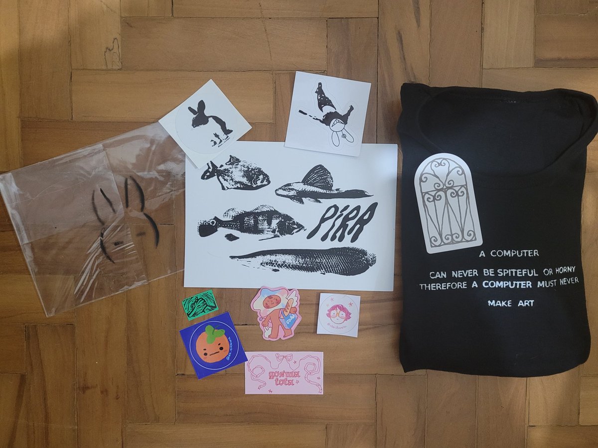 feirinha safica foi incrível admirem minhas aquisições (artes de: <a href="/juliesphere/">carrieres julie</a> / @ kai_tedral [insta] / <a href="/gosmafofa/">gabrielle 🌱</a> /@ xa.kikawa [insta] /@ gabsove.art [insta] / @ clariturela [insta])