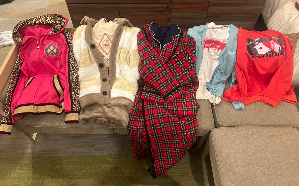 manamuthuki's tweet image. 前乗りでホテルでくつろぎやって本日インパ！
ハーツでユニオンだよー☺️
お揃いでカチューシャも作ったっ✌️