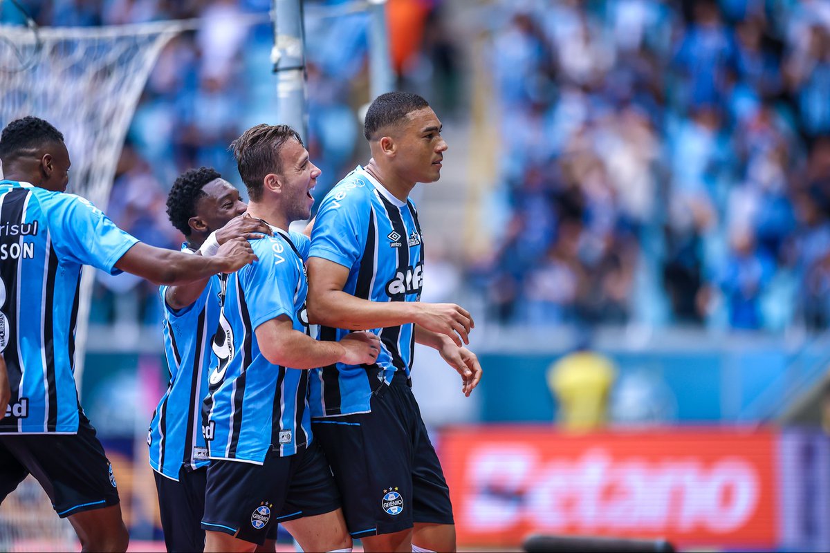 Orgulho de vestir essa camisa e lutar com esse grupo. Grande vitória. Vamos, Grêmio! 💙