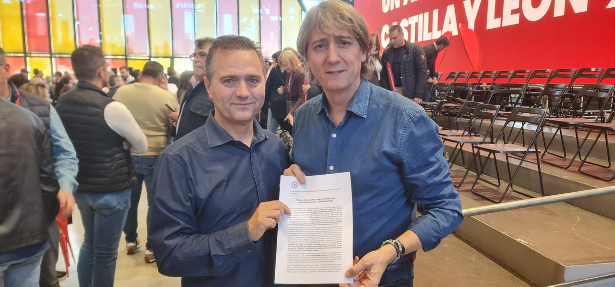 Carlos Martínez, candidato del PSOE a la Junta de Castill ay León, recibe del presidente de la asoción León Propone una relación de medidas para ayudar a combatir el despoblamiento rural y de las ciudades lntermedias..