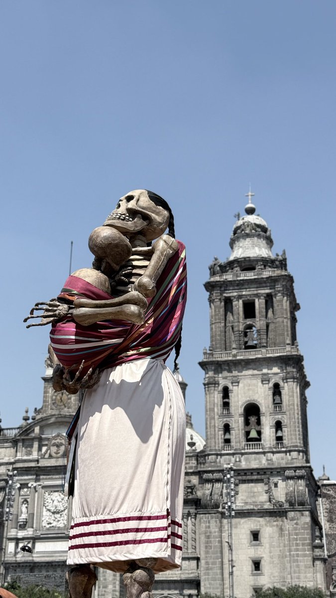 VibranteMorelos's tweet photo. Así luce la impresionante #Megaofrenda en el Zócalo de la Ciudad de México 🇲🇽 💀🌸🌼 https://t.co/NBTX0JhyC3