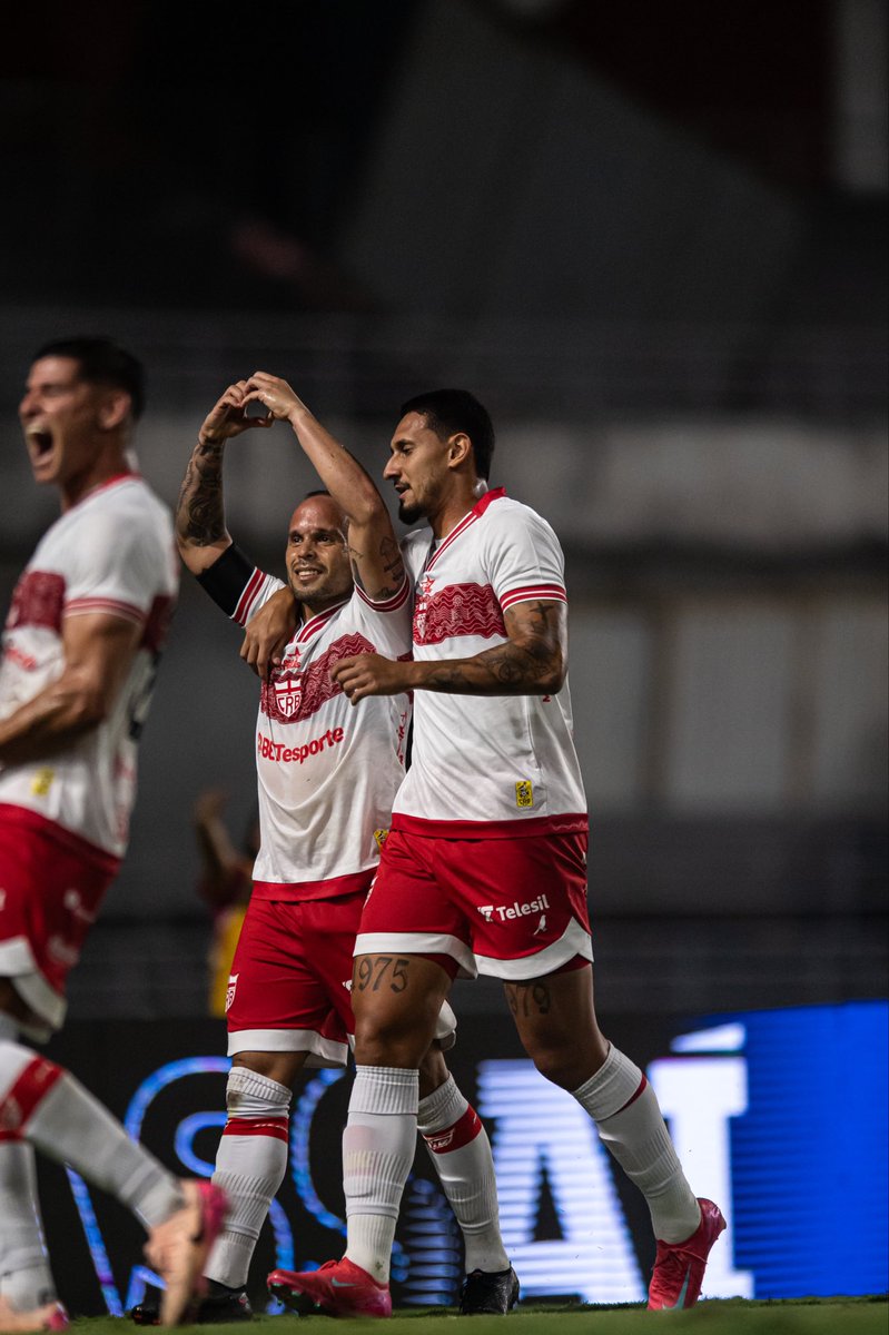 iversonfnds's tweet photo. 🗞️| Em toda a Série B, o CRB venceu de virada em três oportunidades (contra Athletic, Goiás e Atlético-GO). Douglas Baggio marcou o gol da virada em duas dessas vitórias.

O verdadeiro Baggio não perde pênalti.

📸 Francisco Cedrim. https://t.co/FyRz9slVvQ