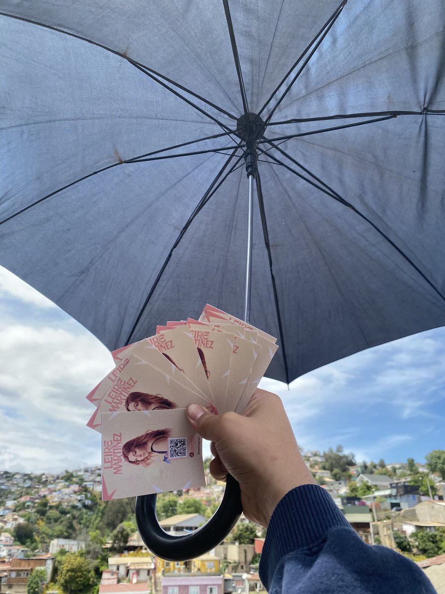 Estamos en Valparaíso! e hicimos pegatinas con un QR que lleva directo a “Mi Nombre” y las pegaremos por los lugares donde se grabó Inmortal ☂️❤️‍🩹 y algunas por Viña del Mar <a href="/LeireMo/">Leire Martínez</a> ❤️‍🩹