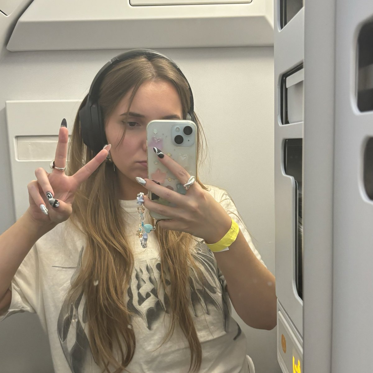 horangeenie's tweet image. Not to get all #sappy but the last few months have sucked so fucking bad but let’s be #happy today was so fun this was genuinely the happiest day I’ve had in so long thank u to everyone who was so kind to me this weekend :( 🤍