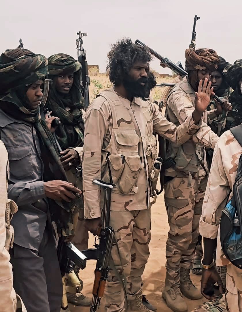 نحاربُ لُقطاء، أُخذوا من بطون الوديان وصحارى التيه، بلا جذورٍ ولا هوية، جمعهم الطمع وساقهم الجهل، فصاروا كأشباحٍ تتقاذفهم الرياح. تراهم يرفعون راياتٍ لا يعرفون معناها، ويقاتلون لأجل باطلٍ لا يملكون له بُرهانًا. هم لُقطاء في النَّسب كما هم لُقطاء في القيم، غُرباء عن الأرض التي