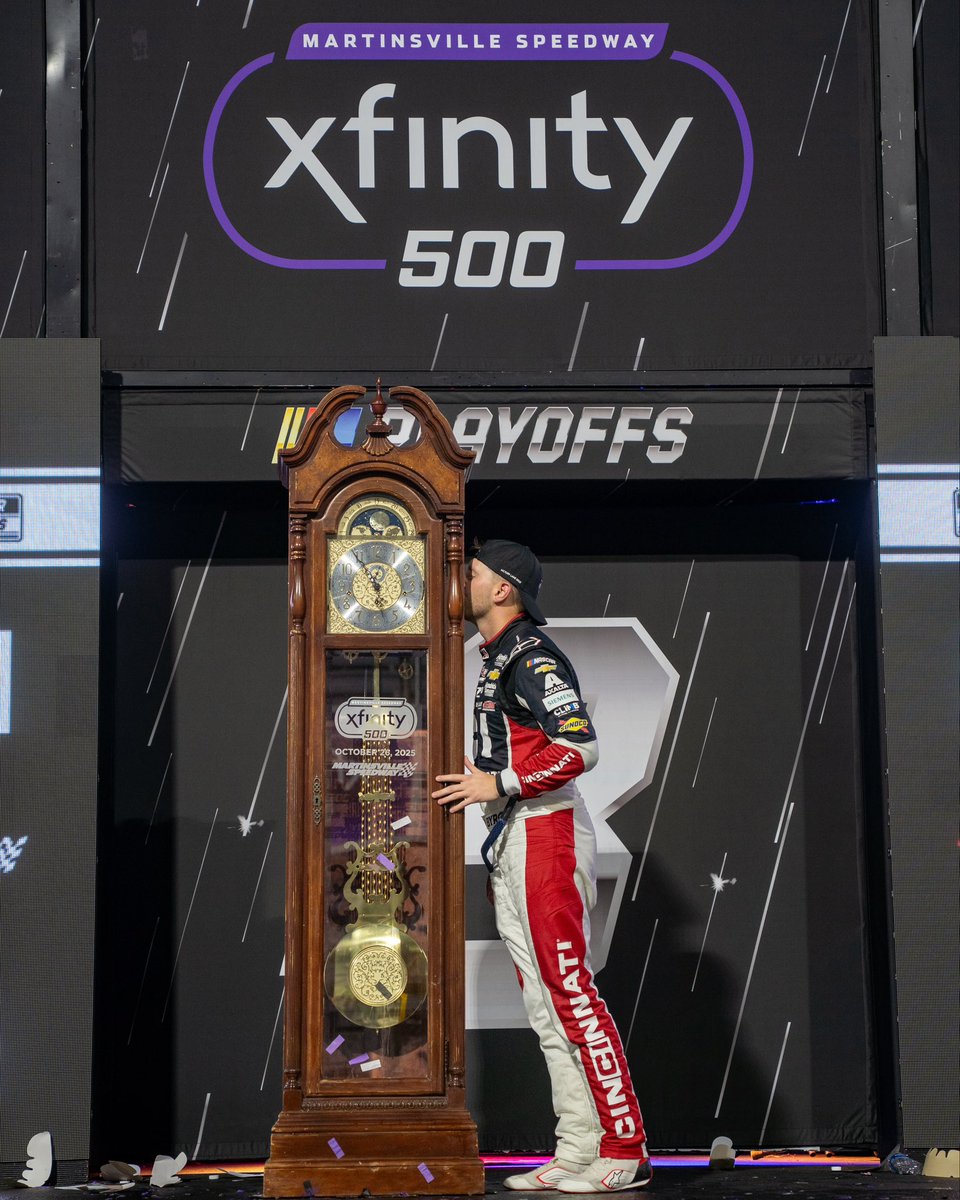 MartinsvilleSwy's tweet photo. When the clock strikes #Championship4 😘🕰️

#Xfinity500 https://t.co/mxLtQE4i3s