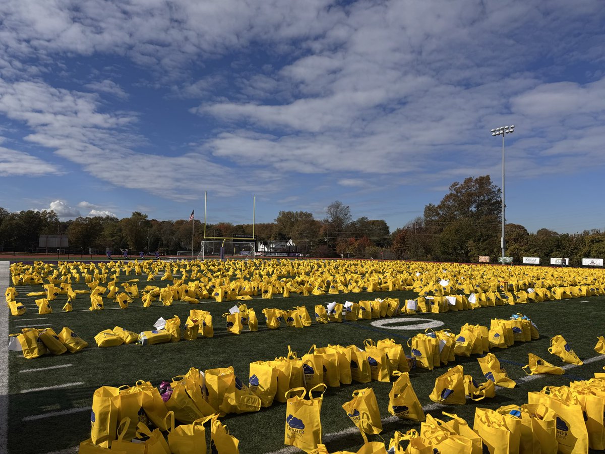 It’s awesome seeing a community come together. Especially when it’s student driven. #dermerdreams 🩵💛 <a href="/RFH_Regional/">Rumson-Fair Haven</a>