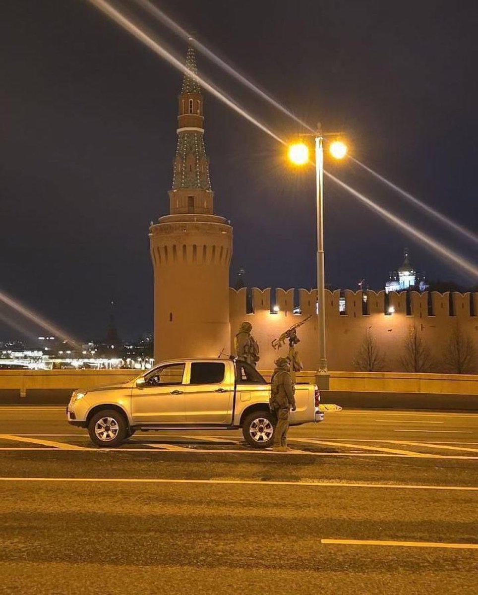 LOLgorithm_404's tweet image. 🚨#BREAKING: Russian mobile anti-aircraft squad stationed outside the Kremlin following a #Ukrainian UAV attack in the #Moscow area.