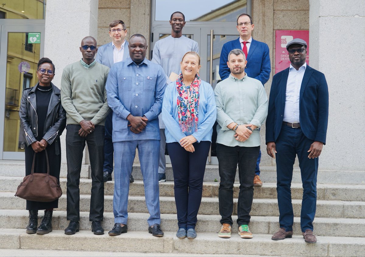 amadoucherif75's tweet photo. 𝐌𝐈𝐒𝐒𝐈𝐎𝐍 𝐄𝐍 𝐄𝐒𝐏𝐀𝐆𝐍𝐄
Je me suis entretenu, le vendredi 24 octobre, avec Mme Maria Angeles RUEDA CAYON, Sous-déléguée du Gouvernement de Ségovie.

M. Ibrahim Khalil SECK, Ambassadeur du Sénégal à Madrid, Mamadou LO, Consul Général du Sénégal à Madrid, Mama DIÉDHIOU, Consule Générale adjointe du Sénégal à Madrid, Mouhamadou Bamba FALL, Coordonnateur national des Bureaux d’Accueil d’Orientation et de Suivi (BAOS) et plusieurs membres du Gouvernement de Ségovie ont participé à cette séance de travail.

Dans les échanges, nous avons fait le bilan de la présente campagne de migration circulaire à Ségovie, province à vocation agricole, en vue de renforcer le partenariat au bénéfice des deux parties.

#amadouchérifdiouf #senegal #diaspora