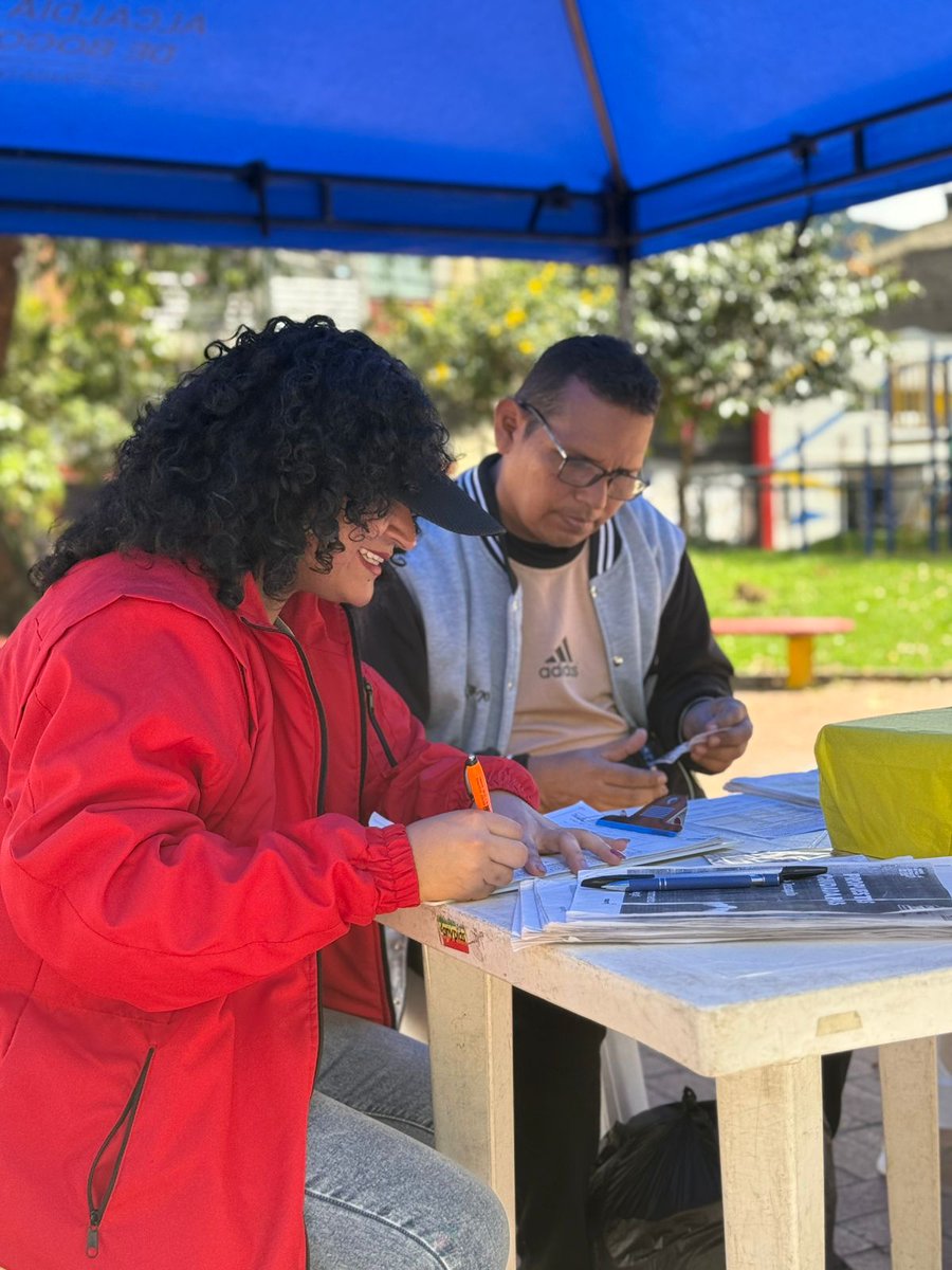 teusaquillo13's tweet photo. 🏀 Encuentro Recreo deportivo ⚽

Hoy vivimos una jornada llena de energía y cultura, vivimos un día de muchas actividades deportivas con la comunidad raizal.

Seguimos fortaleciendo los lazos que nos unen como una localidad diversa.

Desde Teusaquillo celebramos la identidad, con una Bogotá que se enriquece con todas sus raíces.

#AquíSíPasa #BogotáMiCuidadMiCasa