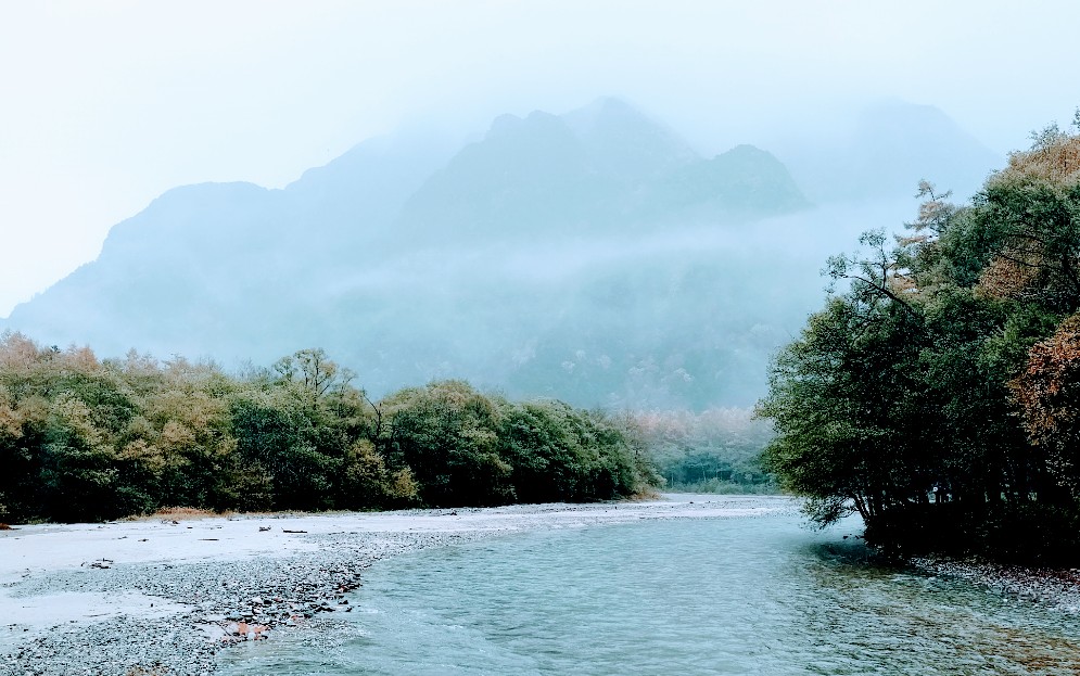 おはようございます👋😃
昨日は上高地へ🚍️💨
雨の上高地は初めてでしたが神秘的な世界でした✨
今回は明神池コースを行く予定でしたが☔️や🐻目撃情報の為、何時もの大正池～河童橋コースを歩きました🚶‍♂️

此処でも外国語が飛び交い日本観光の人気を実感です😉👍️✨

#上高地
#大正池
#梓川