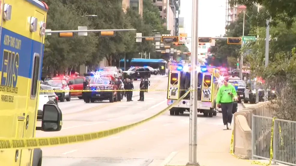 AustinJustice's tweet image. AUSTIN’S EVENTFUL WEEK INCLUDED:
• 4 confirmed deaths
• 2 people in machete fight downtown
• 2 shootings
• 3 hit-and-runs
• A robbery ring struck again
• A small business looted — again

On Monday night, two men slashed each other with a machete across from Austin City Hall…