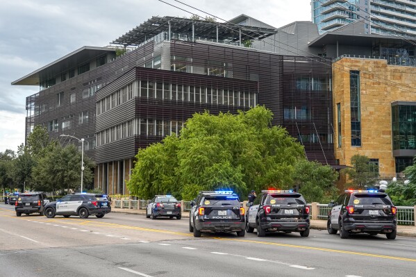 AustinJustice's tweet image. AUSTIN’S EVENTFUL WEEK INCLUDED:
• 4 confirmed deaths
• 2 people in machete fight downtown
• 2 shootings
• 3 hit-and-runs
• A robbery ring struck again
• A small business looted — again

On Monday night, two men slashed each other with a machete across from Austin City Hall…