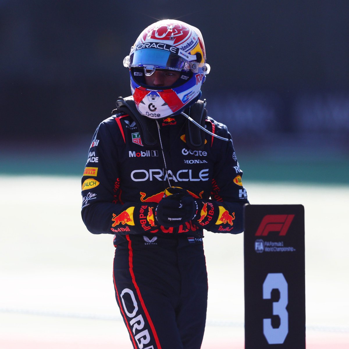 🗣️ | MAX VERSTAPPEN SOBRE SI SIGUE EN LA PELEA POR EL MUNDIAL:

"Estadísticamente SI, pero tenemos que ganar TODO a partir de ahora".