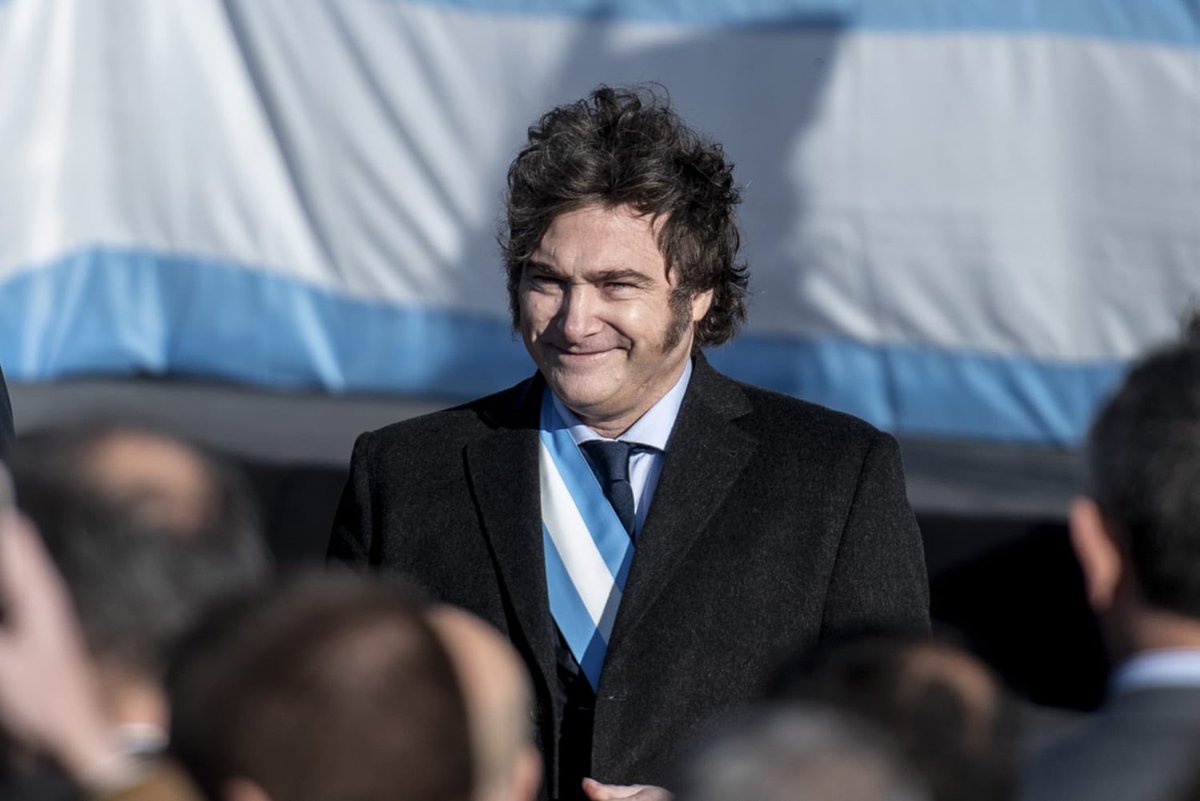 Locos e Incorrectos 🤪 (@locoincorrectos) on Twitter photo 🇦🇷🚨 | ÚLTIMA HORA — El movimiento del presidente Javier Milei, La Libertad Avanza, habría obtenido una victoria contundente en las elecciones de este domingo, asestando una derrota histórica al kirchnerismo y consolidando el auge del liberalismo en Argentina. 🇦🇷🚨 | ÚLTIMA HORA — El movimiento del presidente Javier Milei, La Libertad Avanza, habría obtenido una victoria contundente en las elecciones de este domingo, asestando una derrota histórica al kirchnerismo y consolidando el auge del liberalismo en Argentina.