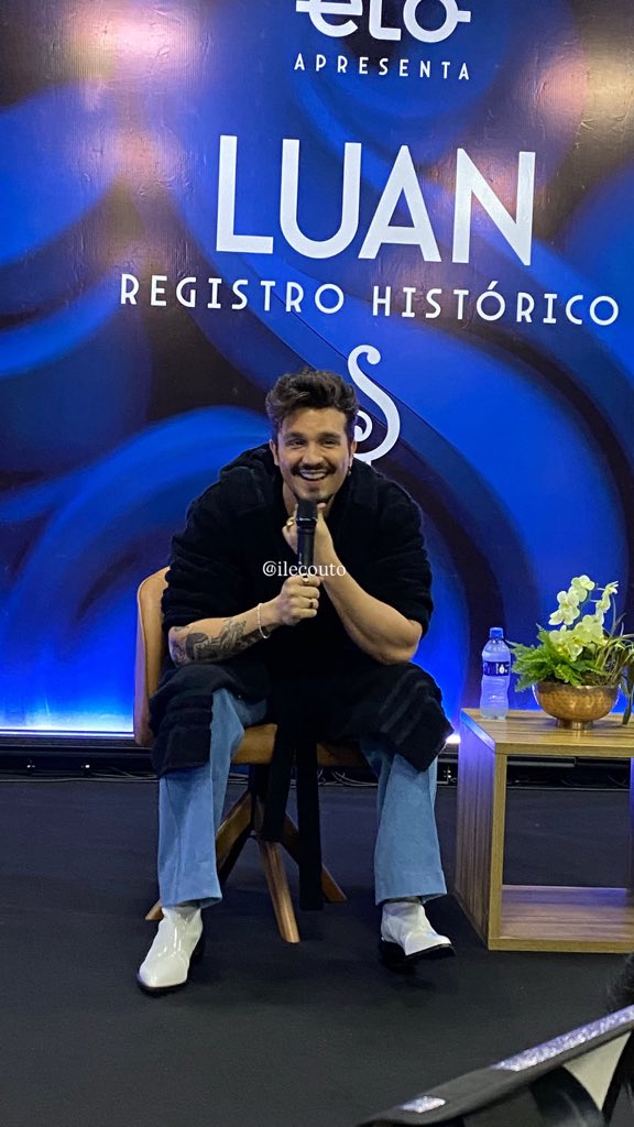 ilecouto's tweet photo. Um dia você é fã e no outro (15 anos depois) você ‘entrevista’ seu ídolo - @luansantana 

https://t.co/k4o6vfCO1i https://t.co/6G982vkBWx