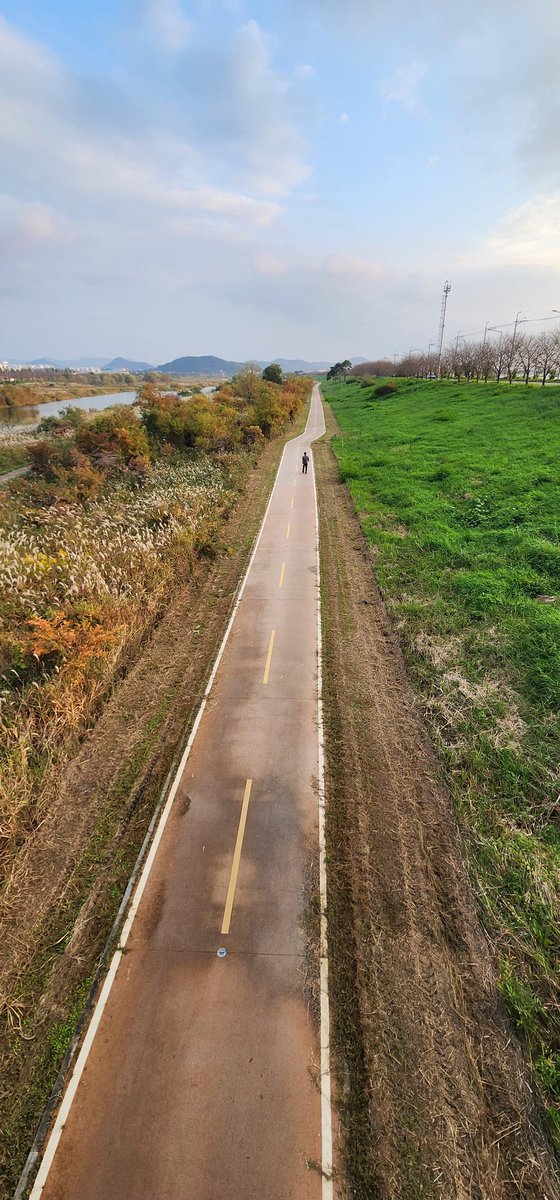 걷기 좋은 날입니다.
이 길을 따라 계속 걸어가면
자전거 페달을 밟으면
목포가 나오지요.