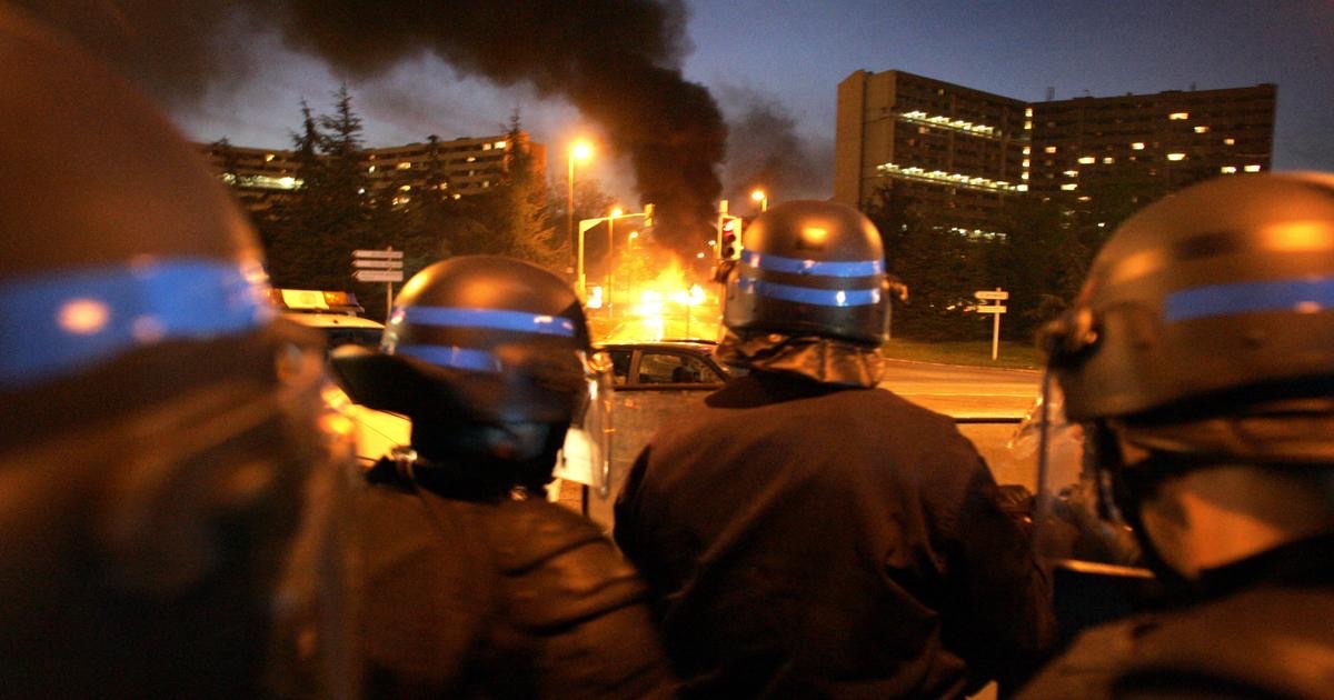 CerfiaFR's tweet photo. 🇫🇷 FLASHBACK | Il y a 20 ans jour pour jour, les banlieues françaises s’embrasaient (notamment à Clichy-sous-Bois) après la mort de 2 adolescents, Zyed Benna et Bouna Traoré. Ils étaient électrocutés dans un poste électrique alors qu'ils cherchaient à échapper à un contrôle de police. Les 3 semaines d’émeutes étaient suivies par 2 921 interpellations, 3 décès et d’importantes dégradations.