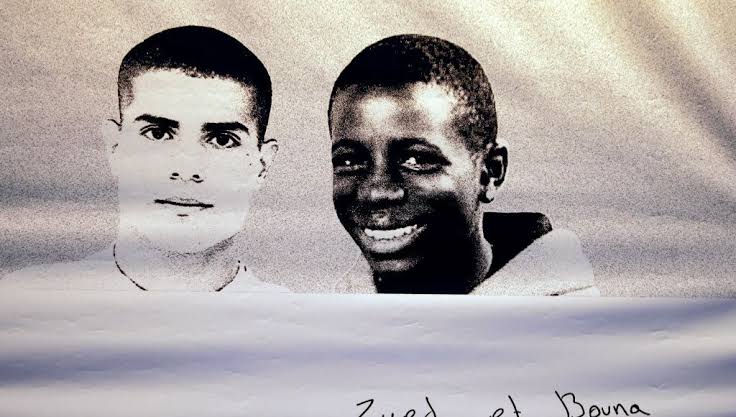CerfiaFR's tweet photo. 🇫🇷 FLASHBACK | Il y a 20 ans jour pour jour, les banlieues françaises s’embrasaient (notamment à Clichy-sous-Bois) après la mort de 2 adolescents, Zyed Benna et Bouna Traoré. Ils étaient électrocutés dans un poste électrique alors qu'ils cherchaient à échapper à un contrôle de police. Les 3 semaines d’émeutes étaient suivies par 2 921 interpellations, 3 décès et d’importantes dégradations.