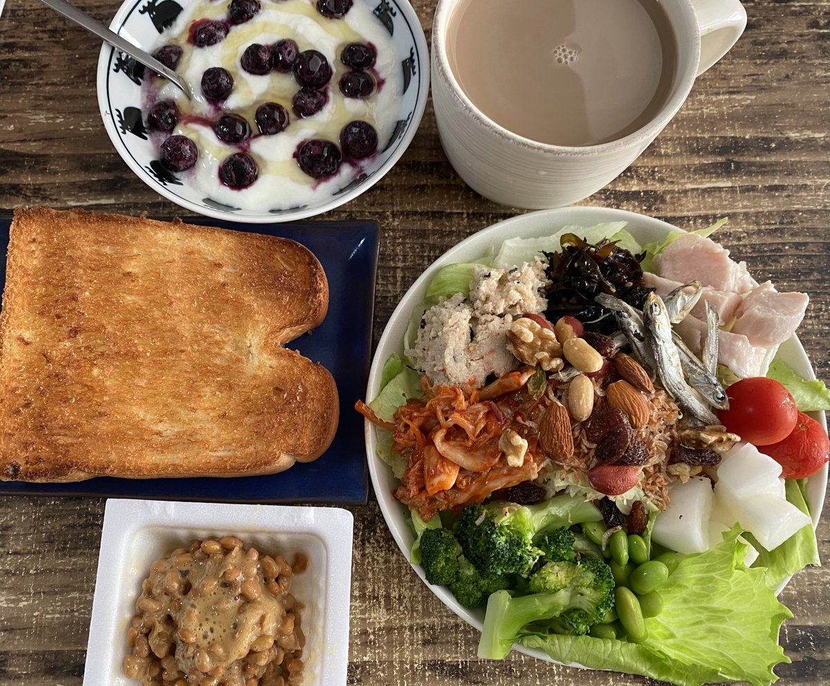 今朝の朝食！오늘의 조식
今朝は秋晴れでとても過ごしやすい1日になりそうですね！今日も無理せずほどほどに頑張りましょうね！😌🐰🥦🥕