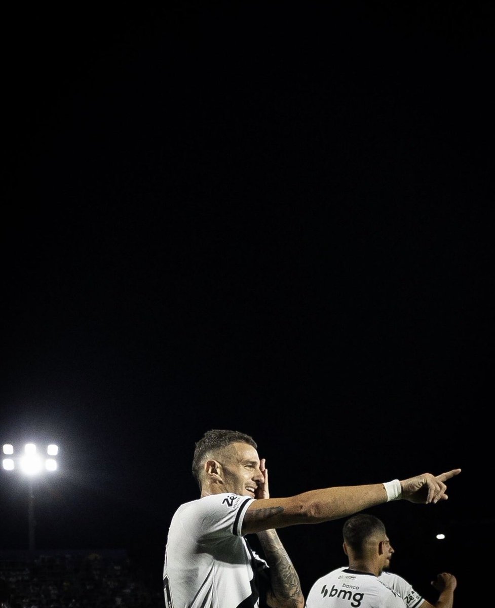 pedrosa's tweet photo. Últimos 12 jogos do Vasco de Fernando Diniz em 2025: 

7 vitórias 
4 empates 
1 derrota (!) 

• 24 gols feitos 
• 13 sofridos 
• 3 jogos seguidos sem sofrer gols 

Pós-Copa do Mundo de Clubes: 

- Classificado para as semifinais da Copa do Brasil. 
- G8 do Brasileirão. 
- Líder do returno do Brasileirão (!!!)(Palmeiras ainda joga). 
- 4° melhor ataque (48) do Brasileirão. 

O melhor time e momento do clube desde 2012. 

📸: Matheus Lima/Vasco