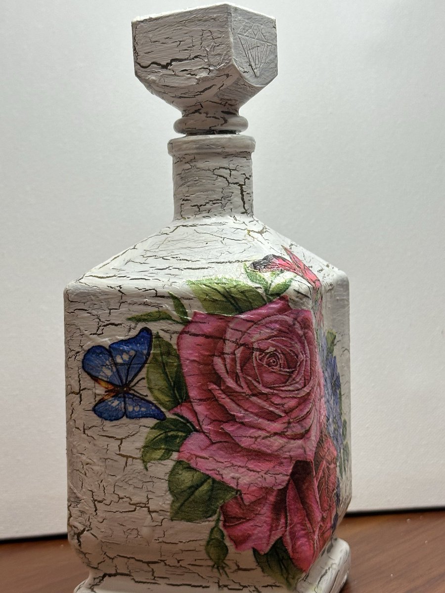 Ladys_Gil's tweet photo. Decoración de una botella reciclada con decoupage y craquelado

https://t.co/YlwlN4bLsO https://t.co/CxCqNugX9S