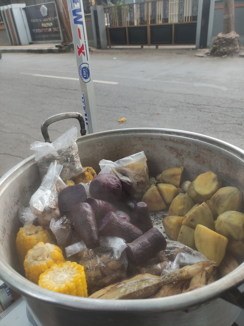tegalfess's tweet photo. [TF] Udah seminggu jualan kukusan murah (walaupun belum lengkap isiannya) di brebes, mudah²an dilancarkan usahaku Ya Allah. Oh iya, aku dagangnya di utara stadion karangberahi brebes dari jam setengah 6 pagi s/d setengah 10 pagi lur https://t.co/apBrGmWe0X