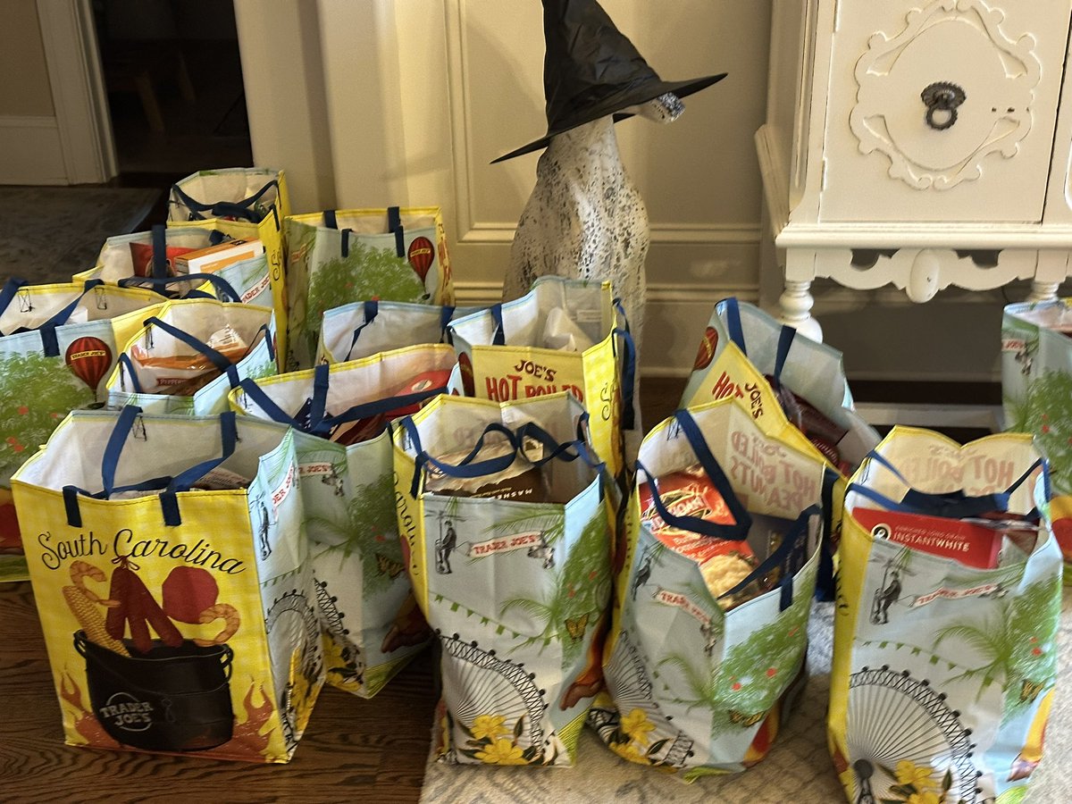 Penny_Lane_Pup's tweet photo. Today, T2B2 and two of his friends were able to pack over 20 baskets fur Thanksgiving fur local veterans. Thank you to all who donated to dis pawsome cause!
#t2b2 #thankyou https://t.co/4Fnxizuwgq
